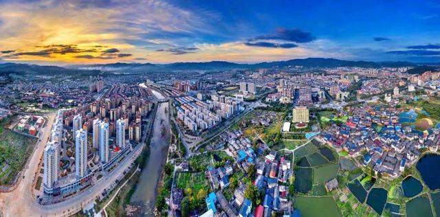 华东面积最大的地级市，相当于6个南京，3个青岛，不是杭州、合肥