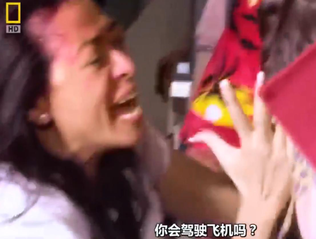 1988年,一架飞机在7500米高空时突然裂开,空姐被大风吹走后来如何