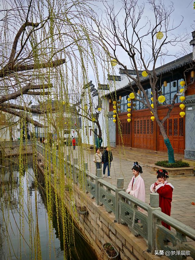 湖北祥云湾初春：垂柳展新颜 古建谱华章
