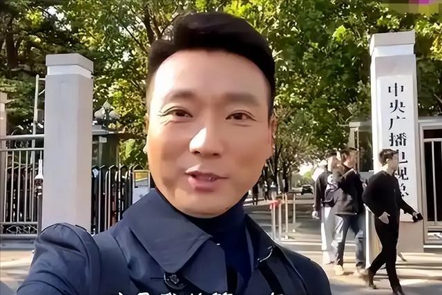 事实证明,54岁“丁克”了半辈子的康辉,早已走上了另一条大道