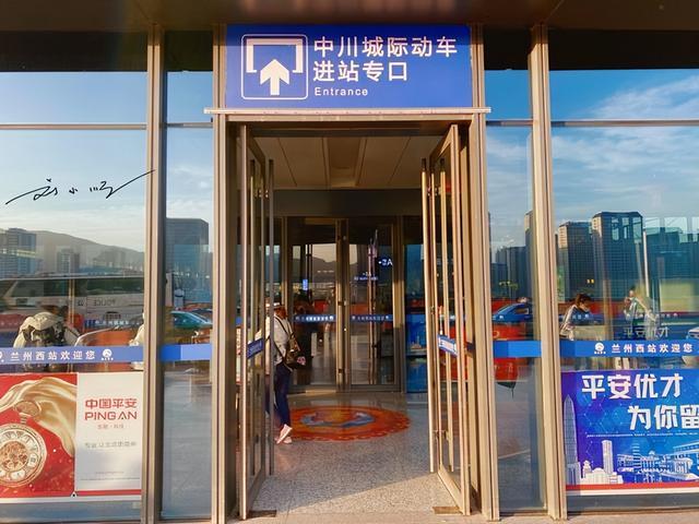 兰州机场“太离谱”！比上海浦东机场还远，竟要坐动车去坐飞机？