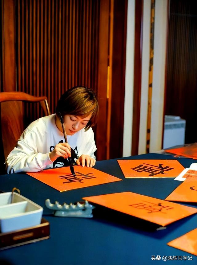 央媒怒批、目不识丁，这几位德不配位的“文盲”明星，凭啥走红