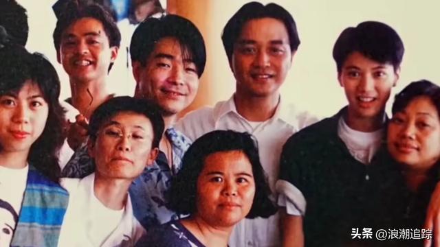 她一出场，香港影坛全体起立，掌声持续三分钟未歇，无人敢坐