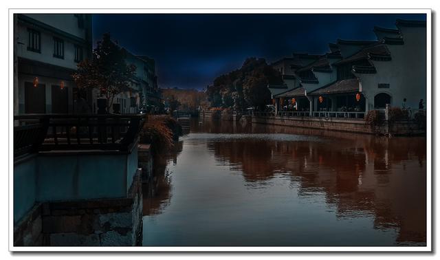 一道惊鸿影，笼烟罩震泽，了却我的梦。