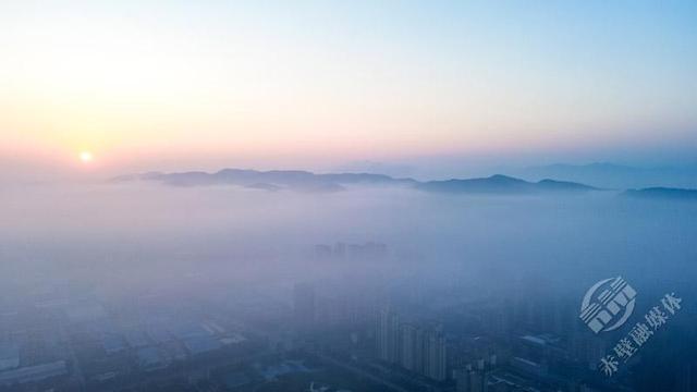 赤壁：晨雾漫城 水墨入画