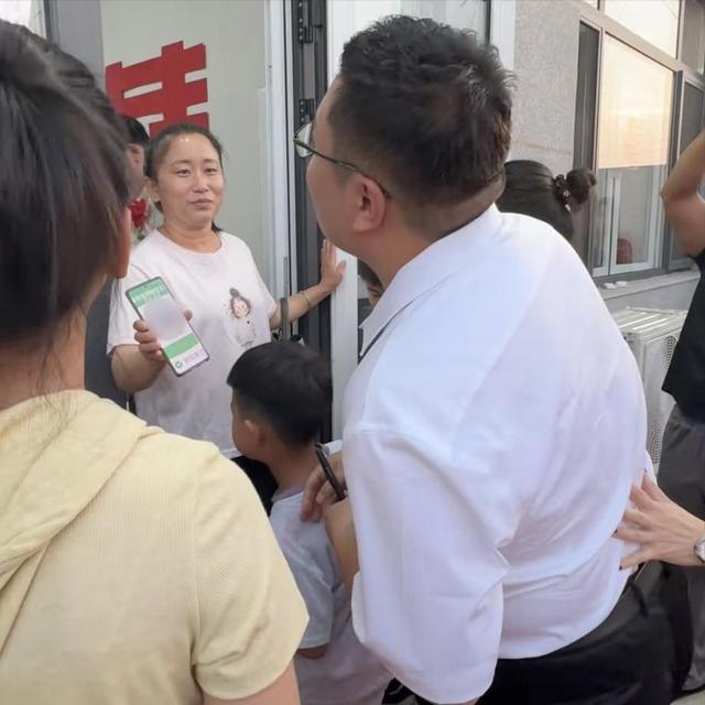河北新郎接亲被堵门1小时，给钱也不让进，一举动让女方直接崩溃
