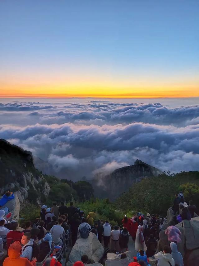 泰山日出云海：山巅的一场盛大晨光宴