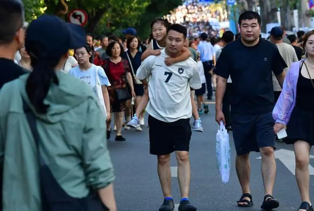 巡游、市集、演艺……这个周末的长春新民大街沉浸在欢乐海洋中