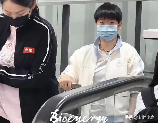 天呐！孙颖莎回国抵达香港，单手插兜帅到没边 又帅又萌直接撩人心