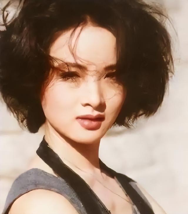吃里扒外！定居美国13年，回国捞金惨遭“驱逐”，52岁活成了笑话