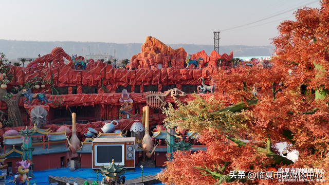 花仙藏河州韵，恐龙述亿年史！花开临夏不夜城景观，藏着独属于花都临夏的“精彩故事 文化浪漫”～