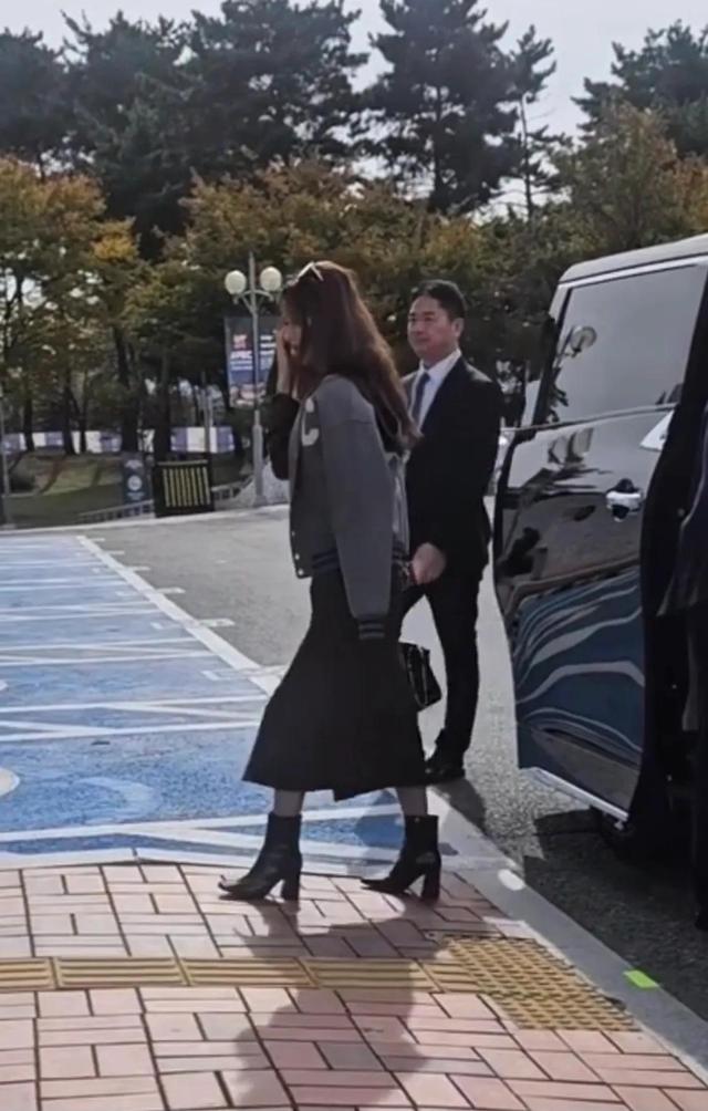 刘强东夫妇参加APEC峰会，女方穿四万外套气场十足，男方全程服侍