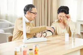 每日吃厄贝沙坦和氨氯地平血压68-110，停药七天后85-148怎么办？图片