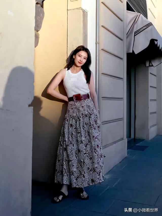 不愧是国民媳妇胸型都好看，还不大不小的既有女人味穿衣服又好看