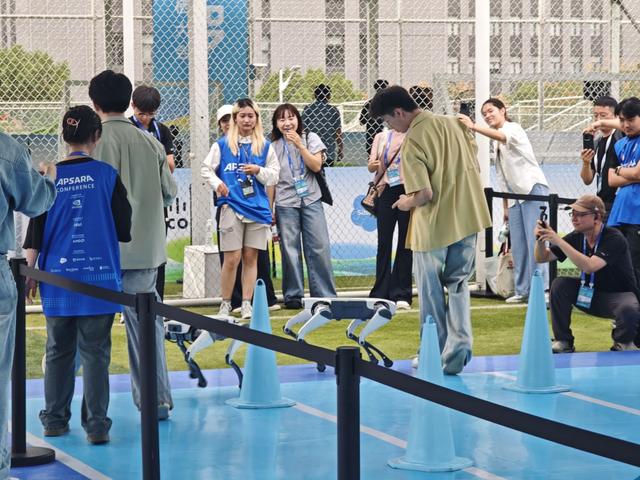 2025云栖大会直击：云深处机器狗矩阵亮相，多场景展示行业引领性