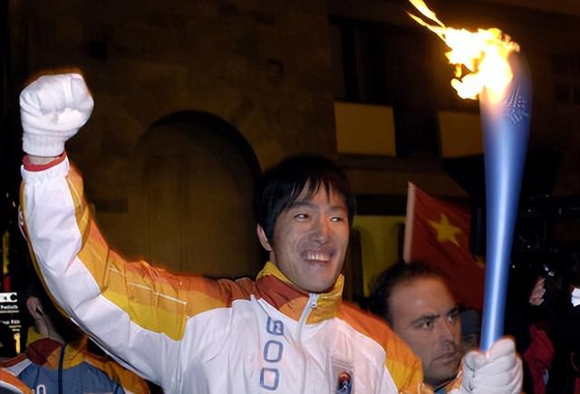 官媒对成龙的称呼变了，三字之差释放强烈信号，王晶的话有人信了