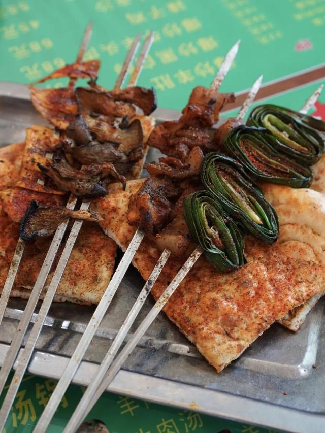 乌鲁木齐的劳动街，是由小炒、烧烤和夏夜晚风组成的