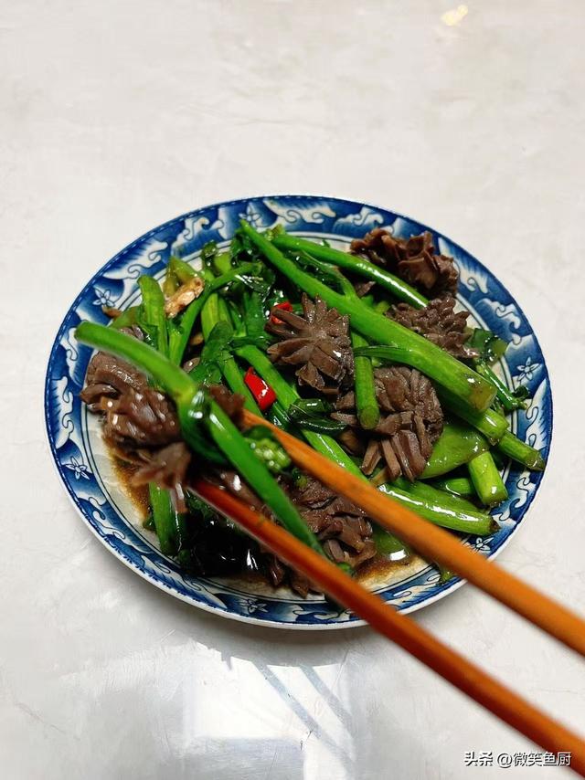 钾是香菇的20倍，建议中老年隔天吃一次，对肝脏好，腿脚也有力