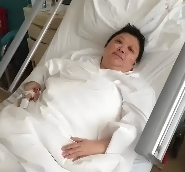 贪污上亿、假慈善？被实名举报的韩红，如今连坐椅子都成了“错”