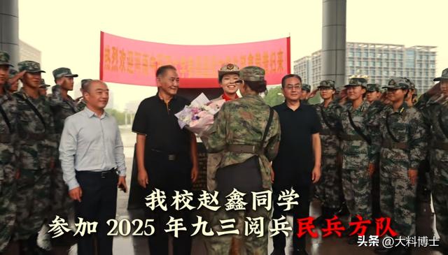 河南大学生从阅兵场归校，获隆重迎接，老师让她走前面，被逗笑了