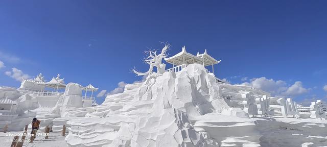 茶卡盐湖：人在“镜”中游