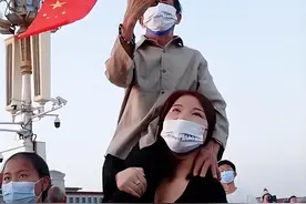 50岁老人捡破烂养大弃婴，如今女儿身价千万，卖公司陪父全国旅游图片