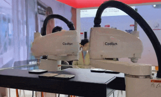 速看！中国石化AI人形机器人首次亮相2025进博会！