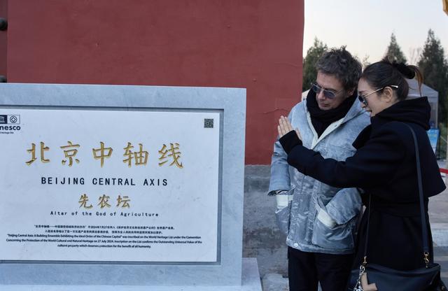 巩俐挽着老公逛北京	，59岁拥有紧致小脸，77岁老公更是帅得离谱