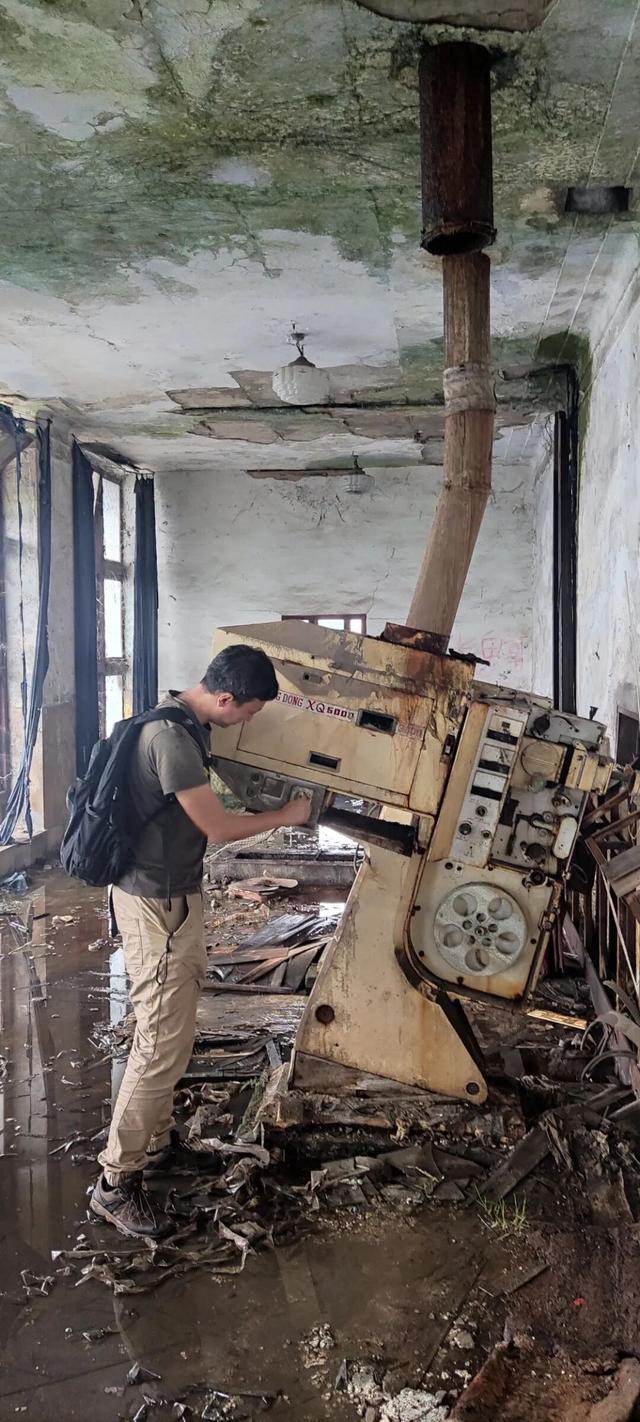 重庆巴南废弃了20多年的电影院，里面还遗留了大量上世纪的老物件