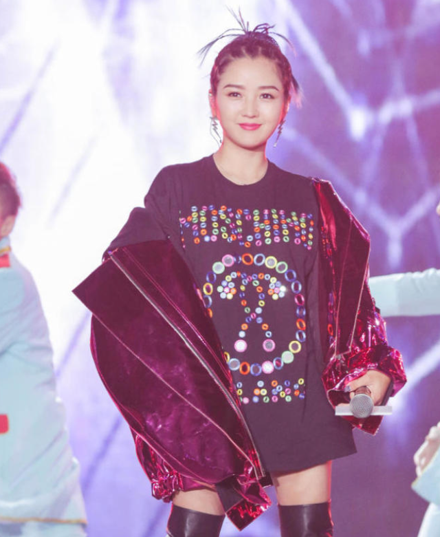 39岁何洁演唱会状态曝光，肚子三层肉腋下勒出副乳	，养4娃显疲惫