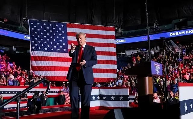 特朗普刚要对中国下重手，突然在大连造船厂内，发现了不寻常一幕