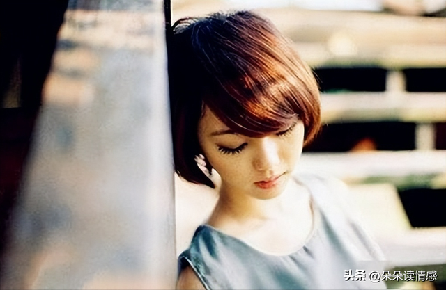 临睡前，女人发给你这“4个字”，意味着她很想你，男人别不在意