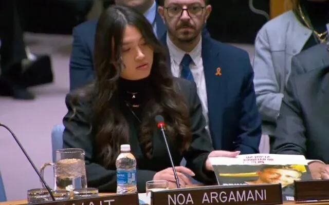 中以混血女孩仍为人质回家而战