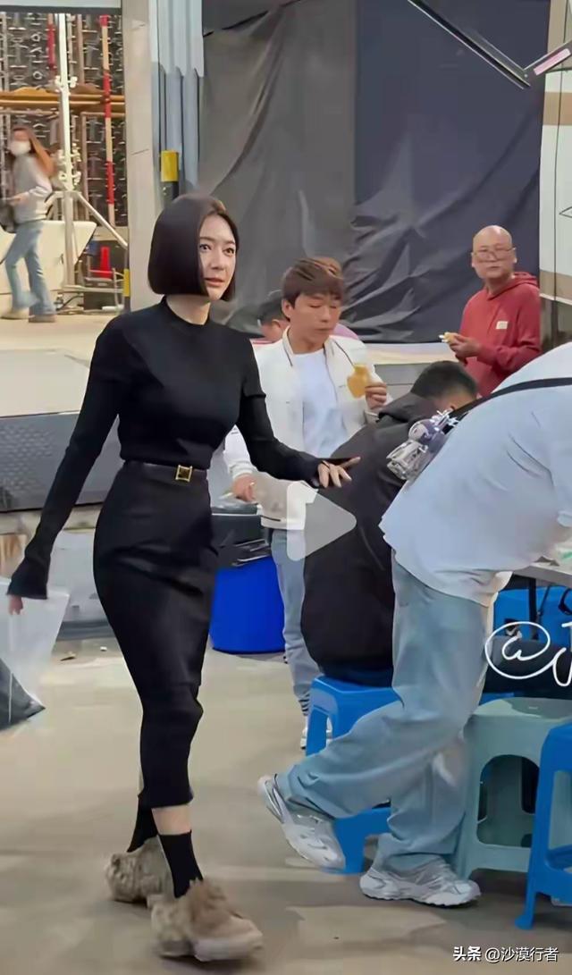 秦岚变化太大了，胸很大	，腰很细，臀部也很大，身材很像芭比娃娃