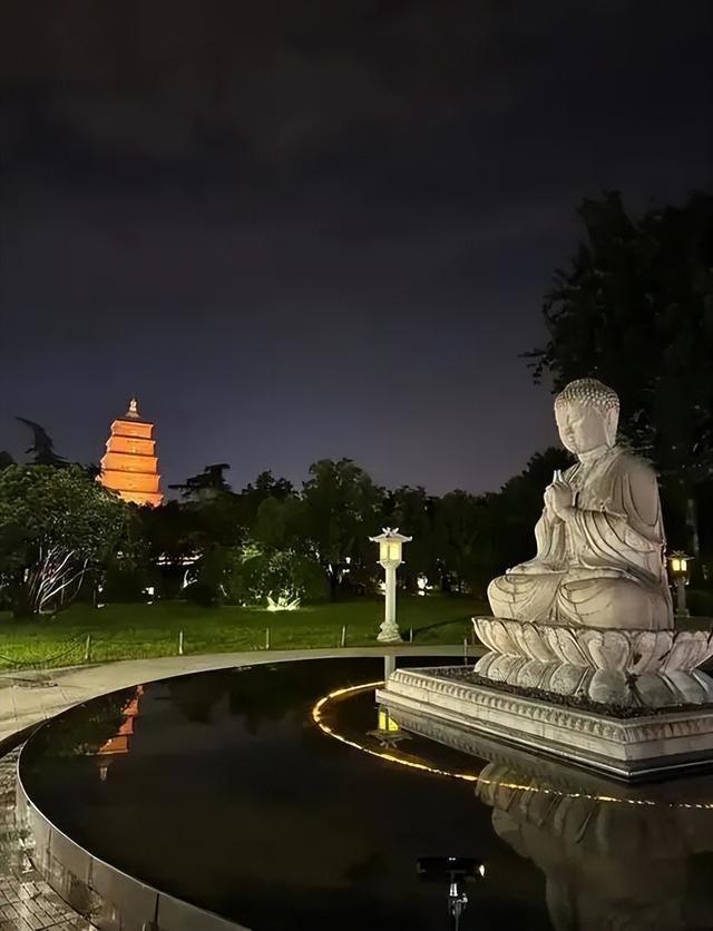 连月阴雨，文化古都长安城蘑菇遍地生，古塔蒙潮苔