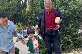 天赐亲姐姐罕见露面，与妹妹过于生疏，田新菊满脸笑容煎饺子接待图片