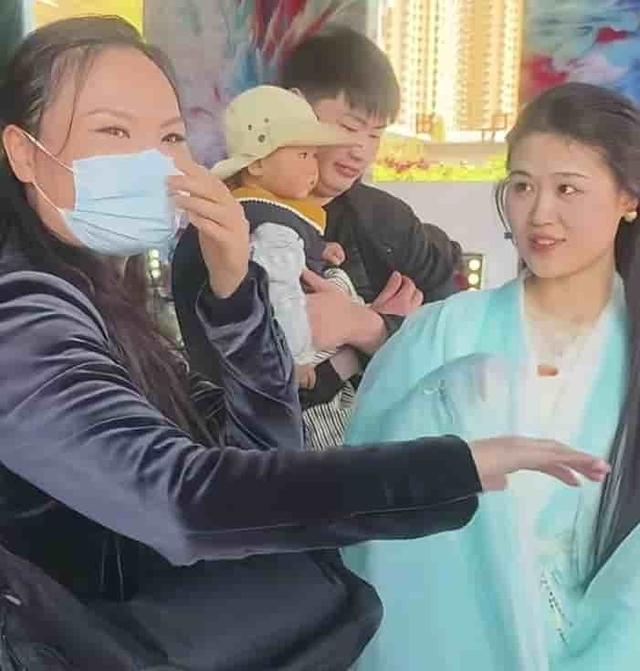 离婚4年，陈亚男和朱小伟的生活天差地别，背后的真相太现实