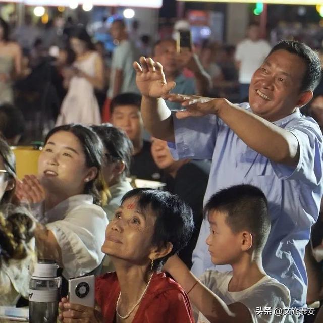 飞檐染月色，恰是不夜天！华灯织就下的大宋不夜城太美啦！