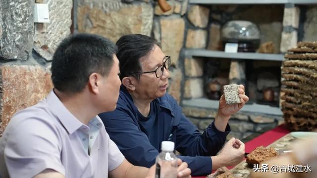 “中国作家驻村计划”启幕！著名作家陈应松深入建水，探寻千年古城的文化密码