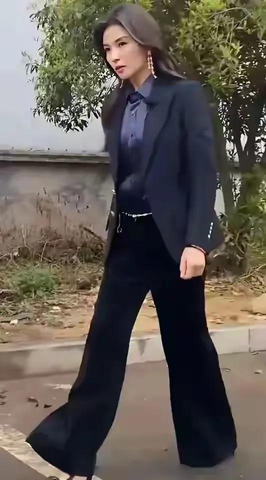 没滤镜47岁刘涛长啥样？路人偶遇照曝光，网友：和网上夸的不一样