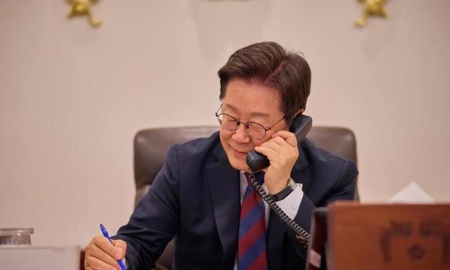 第一个公然拒绝93阅兵的总统，李在明通告全球，韩国降格对待中国