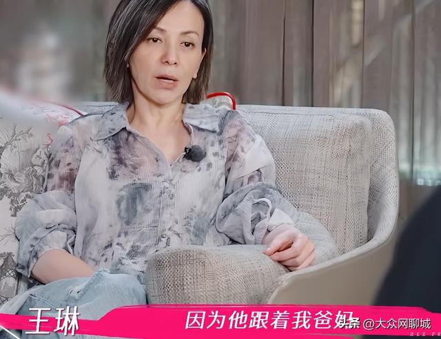 王琳爸爸过世6年，妈妈重男轻女让她睡沙发10年，亲弟不愿养父母