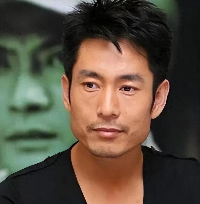 54岁凭央视大剧一夜爆火，如今又父子同台飙戏，17岁儿子比他还帅