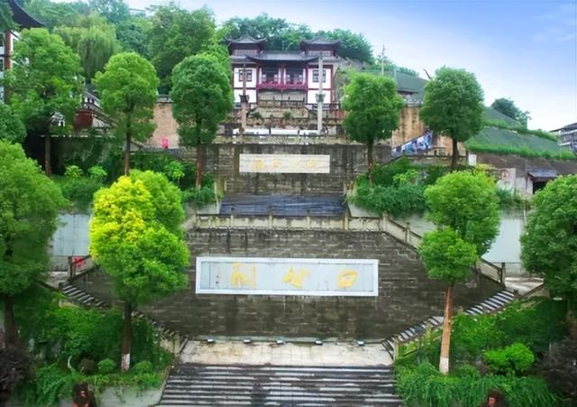 游重庆｜这份攻略助你看球、出游两不误，速戳→