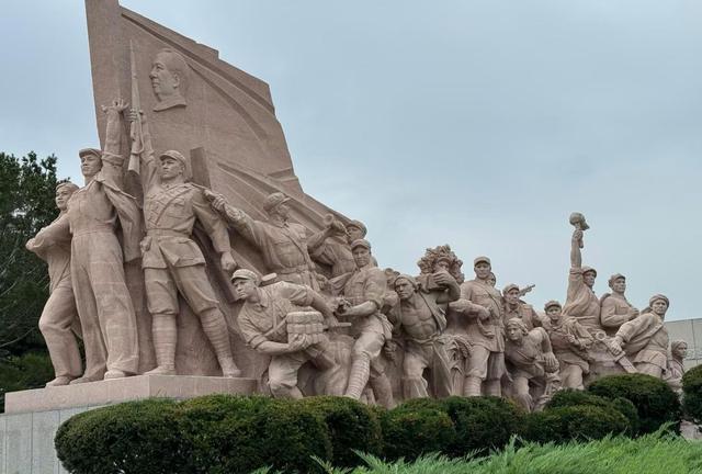 7月19日，北京毛主席纪念堂外发生的真实排队场景，大家看看吧