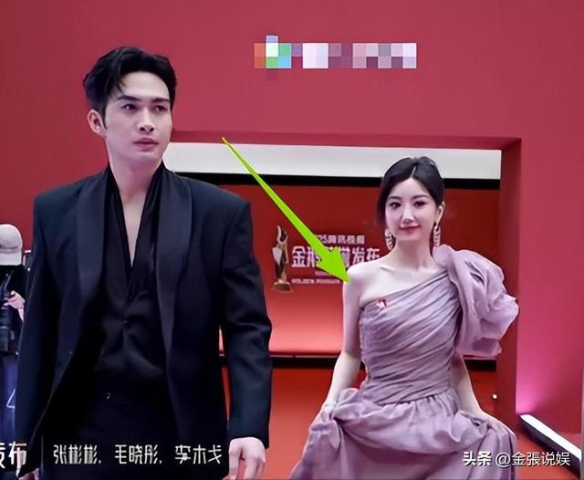 海南红毯好俗，毛晓彤挤出副乳，张萌深V不怕走光，宋茜胸骨凸出