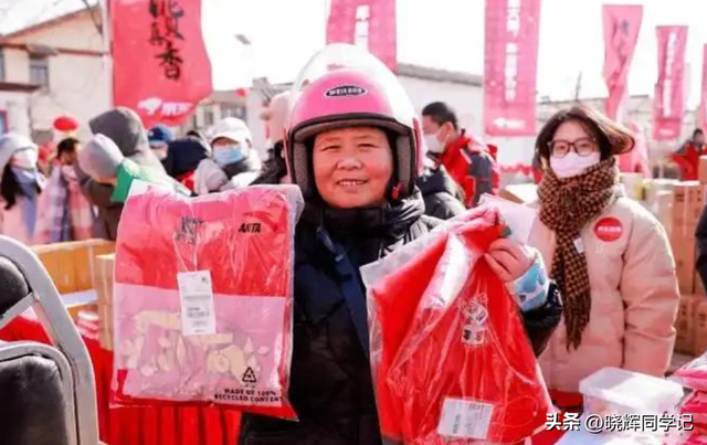 刘强东发放年货现场曝光	，令人恶心的一幕出现，当场被人制止