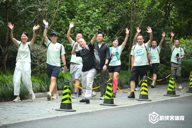 从吴山广场出发，3000多名徒步爱好者一起走过西湖！