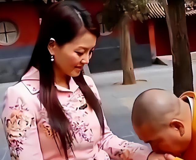 李湘不忍了！公开回应与释永信的真实关系，亲吻照的真相终于大白