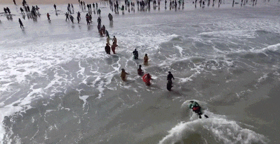 “救命，爸爸！”一家四口海边游玩3人溺水！警惕悄然而至的离岸流